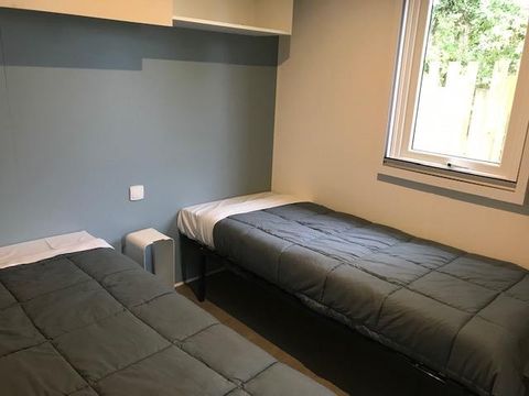 MOBILHOME 4 personnes - Premium 34 m² - 2 chambres + 2 salles de bains + terrasse semi-couverte + spa privatif