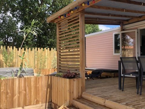 MOBILHOME 4 personnes - Premium 34 m² - 2 chambres + 2 salles de bains + terrasse semi-couverte + spa privatif