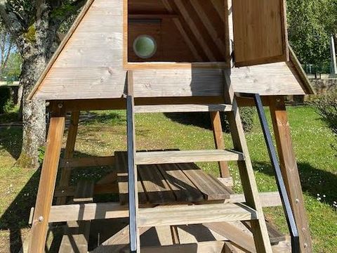 HÉBERGEMENT INSOLITE 2 personnes - Bivouac cabane en bois sur pilotis, matelas 2 places au sol sans sanitaires