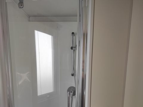 MOBILHOME 4 personnes - LOCATION MOBILHOME TI 26m² avec terrasse semi-couverte (2 chambres) 4 pers. CONFORT 4 pers