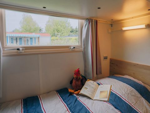 HÉBERGEMENT INSOLITE 4 personnes - ROULOTTE - 2 CHAMBRES - 2/4 PERSONNES