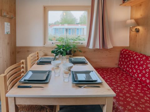 HÉBERGEMENT INSOLITE 4 personnes - ROULOTTE - 2 CHAMBRES - 2/4 PERSONNES