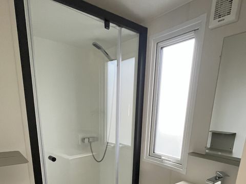 MOBILHOME 4 personnes - Mobil home Confort - 25m² - 2 chambres - terrasse couverte côté