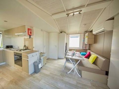 MOBILHOME 4 personnes - Comfort | 2 Ch. | 4 Pers. | Terrasse surélevée | Clim. MOBILHOME 4 personnes - Comfort | 2 Ch. | 4 Pers. | Terrasse surélevée | Clim.