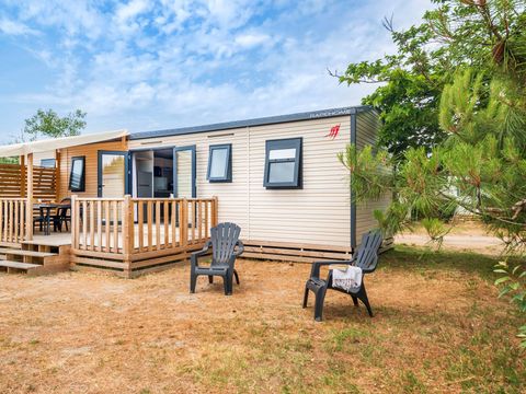 MOBILHOME 8 personnes - Comfort | 4 Ch. | 8 Pers. | Terrasse surélevée | 2 SDB | Clim. MOBILHOME 8 personnes - Comfort | 4 Ch. | 8 Pers. | Terrasse surélevée | 2 SDB | Clim.