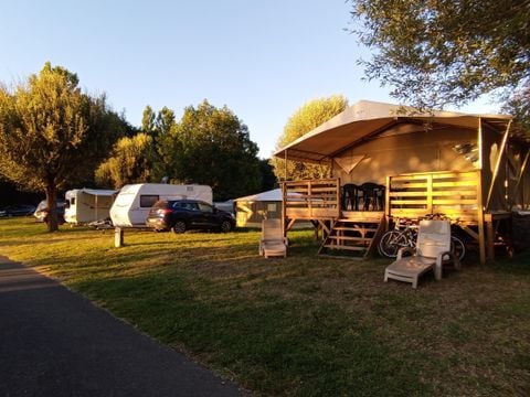 Tente en toile et en bois 4 personnes - TENTE CANADA - sans sanitaires 20 m²