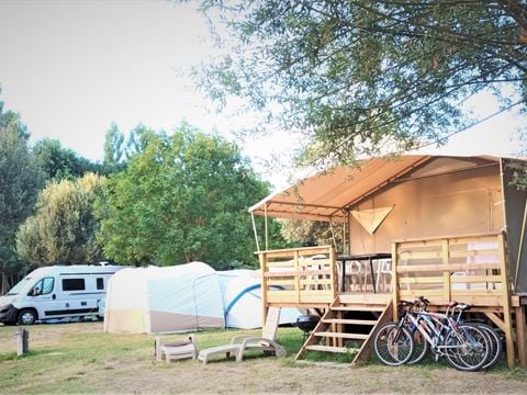 Tente en toile et en bois 4 personnes - TENTE CANADA - sans sanitaires 20 m²