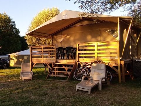 Tente en toile et en bois 4 personnes - TENTE CANADA - sans sanitaires 20 m²
