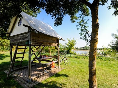 Tente en toile et en bois 2 personnes - Bivouac Sur pilotis prête à dormir 1 chambre sans sanitaires