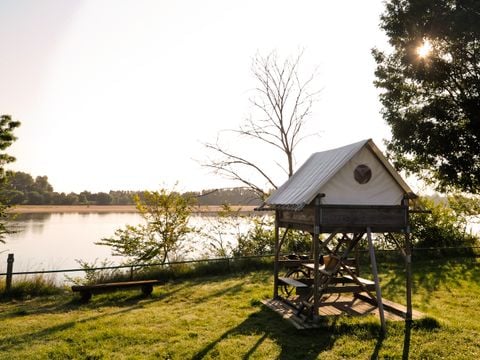 Tente en toile et en bois 2 personnes - Bivouac Sur pilotis prête à dormir 1 chambre sans sanitaires