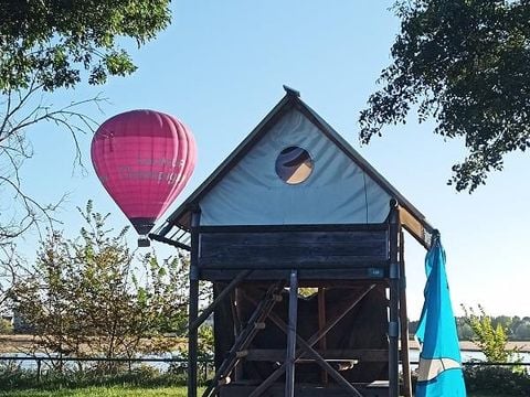 Tente en toile et en bois 2 personnes - Bivouac Sur pilotis prête à dormir 1 chambre sans sanitaires
