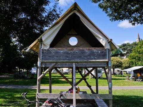 Tente en toile et en bois 2 personnes - Bivouac Sur pilotis prête à dormir 1 chambre sans sanitaires