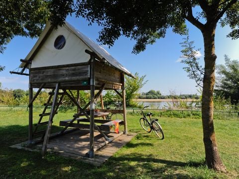 Tente en toile et en bois 2 personnes - Bivouac Sur pilotis prête à dormir 1 chambre sans sanitaires