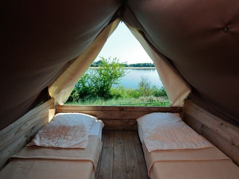 Tente en toile et en bois 2 personnes - Bivouac Sur pilotis prête à dormir 1 chambre sans sanitaires