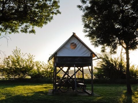 Tente en toile et en bois 2 personnes - Bivouac Sur pilotis prête à dormir 1 chambre sans sanitaires