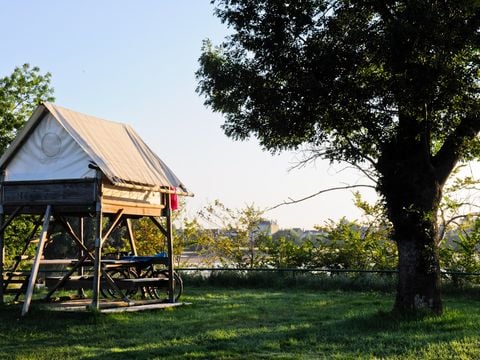 Tente en toile et en bois 2 personnes - Bivouac Sur pilotis prête à dormir 1 chambre sans sanitaires
