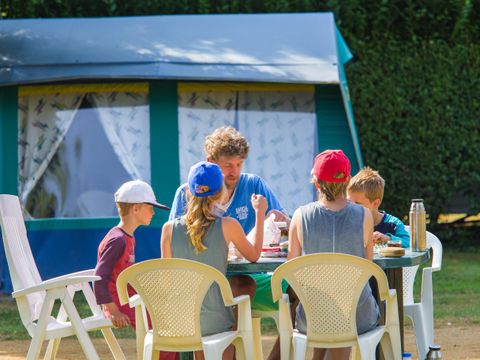 TENTE 5 personnes - PRETE A CAMPER sans sanitaires