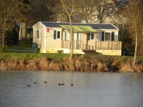 MOBILHOME 6 personnes - SAULDRE 33m² - 3 chambres / Climatisé avec terrasse FACE au plan d'eau