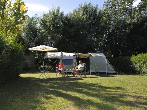 Emplacement - Forfait Confort (1 tente, caravane ou camping-car / 1 voiture / électricité 10A).