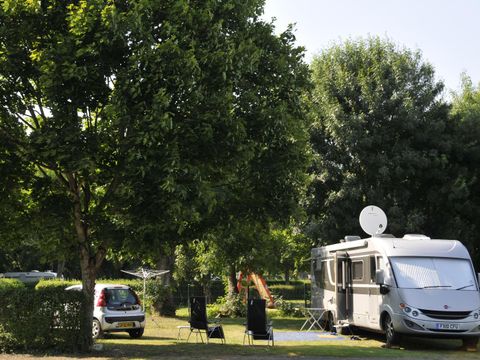 Emplacement - Forfait Confort (1 tente, caravane ou camping-car / 1 voiture / électricité 10A).