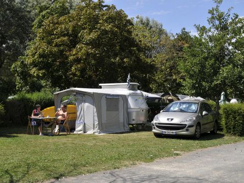 Emplacement - Forfait Confort (1 tente, caravane ou camping-car / 1 voiture / électricité 10A).