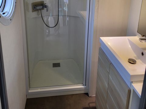 MOBILHOME 4 personnes - VIP - 29 m² - 2 chambres - Terrasse double + SPA (2 adultes maximum ou famille)