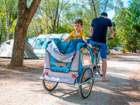 Emplacement - Emplacement NATURE : emplacement de 100 m2 avec 1 véhicule et tente / Caravane / Camping-Car