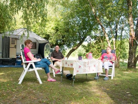Emplacement - Emplacement CONFORT : emplacement à partir de 100m2 avec 1 véhicule + tente/caravane/camping-car et électricité 10 ampéres