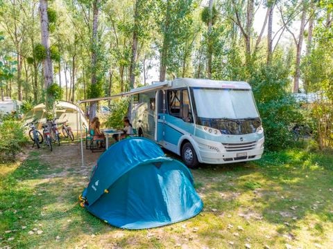 Emplacement - Emplacement CONFORT : emplacement à partir de 100m2 avec 1 véhicule + tente/caravane/camping-car et électricité 10 ampéres