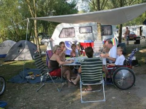Emplacement - Emplacement CONFORT : emplacement à partir de 100m2 avec 1 véhicule + tente/caravane/camping-car et électricité 10 ampéres