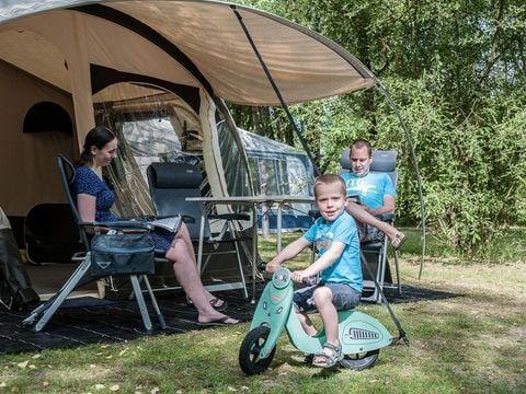 Emplacement - Emplacement CONFORT : emplacement à partir de 100m2 avec 1 véhicule + tente/caravane/camping-car et électricité 10 ampéres