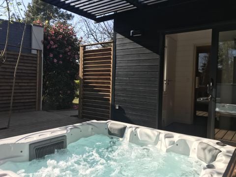 MOBILHOME 6 personnes - CLASSIC 30-3  >10ans - maxi 4 adultes - TV, 3 chambres, environ 30m²