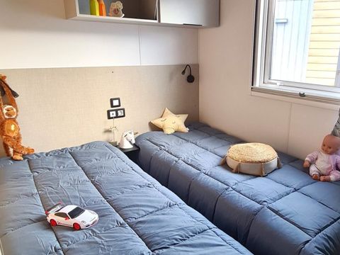 Mobilhome 8 personnes - PREMIUM 40-3-2 BALNEO - 3 chambres + 2 salles d'eau NEW23 - MAXIMUM 6 ADULTES /