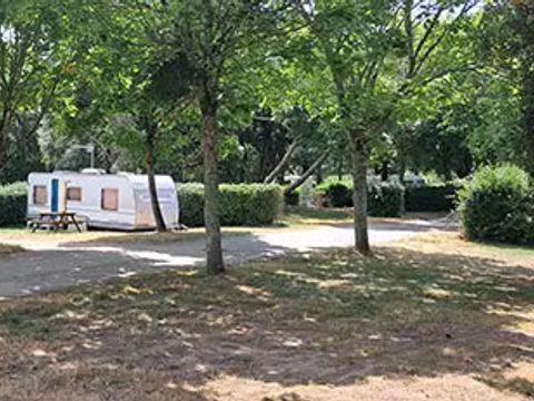 Emplacement - Emplacement 80m2 avec borne électrique