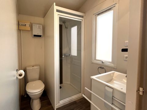 Mobilhome 2 personnes - Confort 21m² 1 chambre + terrasse semi-couverte 12m² + TV + Climatisation