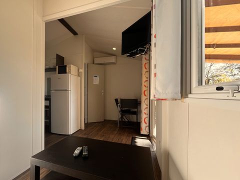 Mobilhome 2 personnes - Confort 21m² 1 chambre + terrasse semi-couverte 12m² + TV + Climatisation
