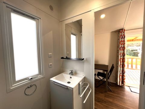 Mobilhome 2 personnes - Confort 21m² 1 chambre + terrasse semi-couverte 12m² + TV + Climatisation