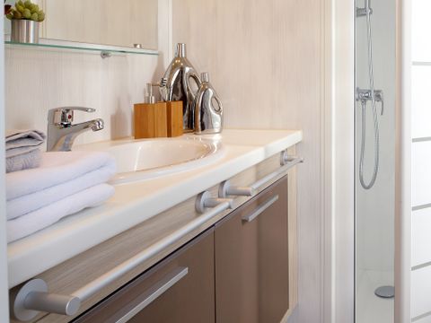 MOBILHOME 5 personnes - remium 30m² (2 chambres) + terrasse couverte 10m² + draps + serviettes + LV + TV 4/5 pers.
