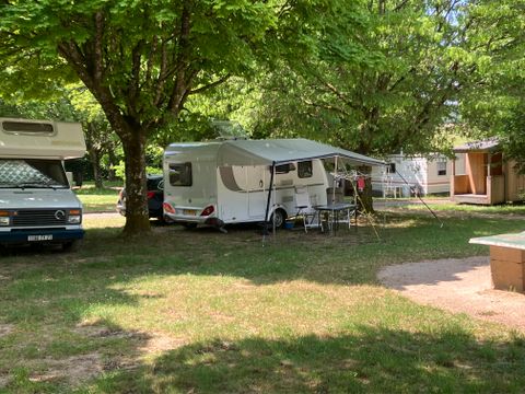 Emplacement - 2 personnes + tente-voiture ou caravane-voiture ou camping-car + électricté