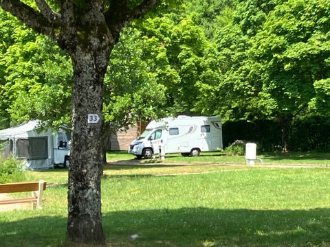 Emplacement - 2 personnes + tente-voiture ou caravane-voiture ou camping-car + électricté