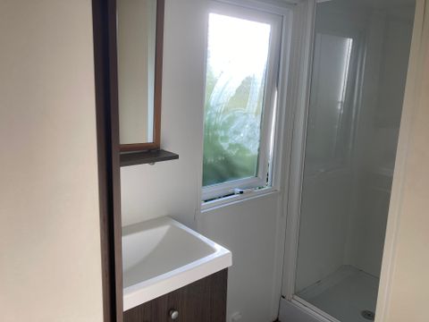 MOBILHOME 2 personnes - 07-Mobil-Home Confort 24 m2 (2ch - 2/4 pers.) + petite terrasse couverte + TV + Clim - prix pour 2 personnes