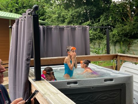 BUNGALOW 2 personnes - 11-Bungalow Les Croisettes 30m2 (2ch - 2/6pers) + jaccuzzi + lits faits + serviette + kit boissons - prix pour 2 personnes