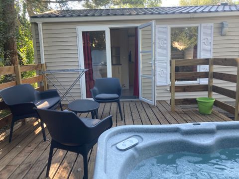BUNGALOW 2 personnes - 12-Bungalow du Parc 32m2 (2ch - 2/6pers.) + Jaccuzzi + Lits faits + serviette + boissons + TV + Clim - prix pour 2 personnes