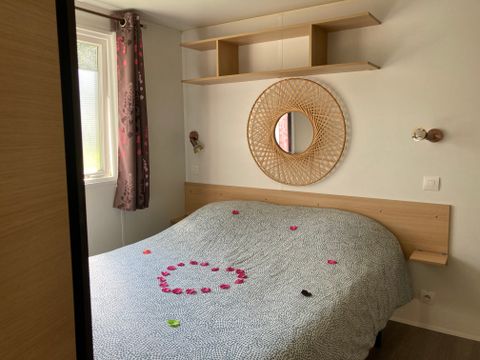 BUNGALOW 2 personnes - 12-Bungalow du Parc 32m2 (2ch - 2/6pers.) + Jaccuzzi + Lits faits + serviette + boissons + TV + Clim - prix pour 2 personnes