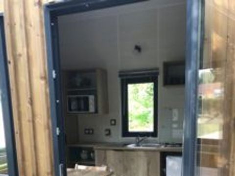 HÉBERGEMENT INSOLITE 2 personnes - 16-Tiny House 17m2 (2ch - 1/4 pers.) + Jaccuzzi + Lits faits + serviette + kit boisson + TV + clim - prix pour 2 personnes