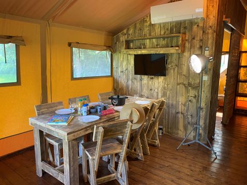 TENTE TOILE ET BOIS 2 personnes - 17-Tente safari Woody Deluxe 30m2 (2ch - 2/5 pers.) + Jaccuzzi + Lits faits + serviette + kit boisson - prix pour 2 personnes