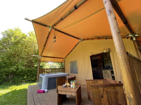 TENTE TOILE ET BOIS 2 personnes - 17-Tente safari Woody Deluxe 30m2 (2ch - 2/5 pers.) + Jaccuzzi + Lits faits + serviette + kit boisson - prix pour 2 personnes