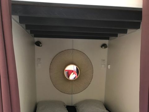 HÉBERGEMENT INSOLITE 2 personnes - 18-Château Mobile 28m2 (2ch - 2/6pers.) + TV+Clim + Jaccuzzi + lit faits + serviettes + kit boissons - prix pour 2 personnes