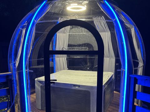 HÉBERGEMENT INSOLITE 2 personnes - 18-Château Mobile 28m2 (2ch - 2/6pers.) + TV+Clim + Jaccuzzi + lit faits + serviettes + kit boissons - prix pour 2 personnes