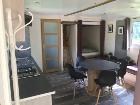 HÉBERGEMENT INSOLITE 2 personnes - 18-Château Mobile 28m2 (2ch - 2/6pers.) + TV+Clim + Jaccuzzi + lit faits + serviettes + kit boissons - prix pour 2 personnes